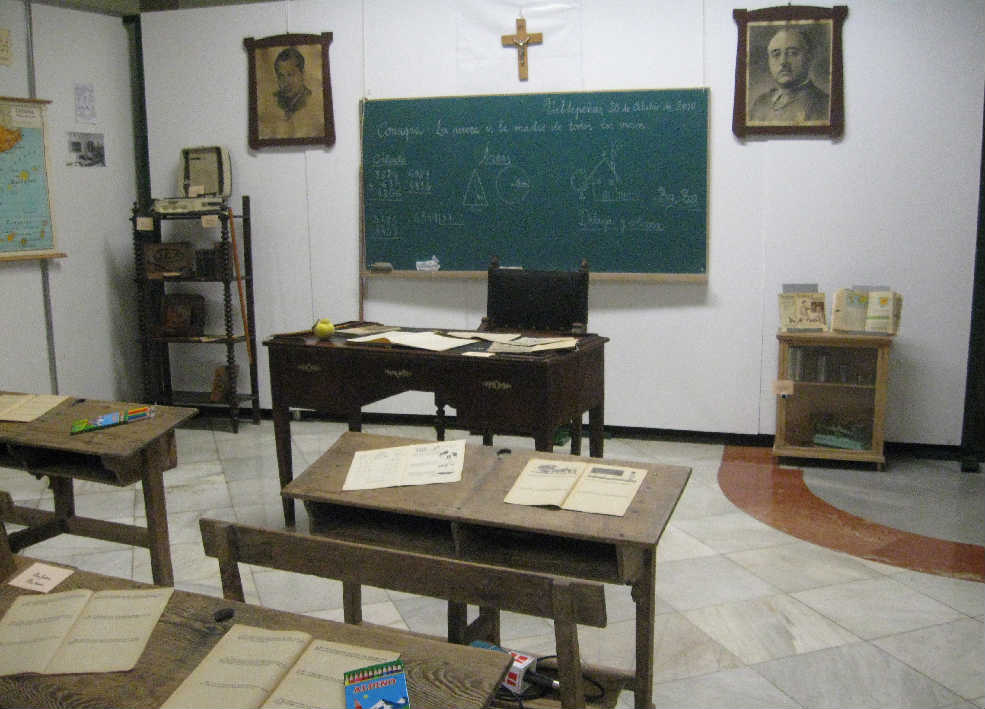 fotografia de l'exposició "La educación durante el franquismo" del Centro asociado a la UNED Lorenzo Luzuria